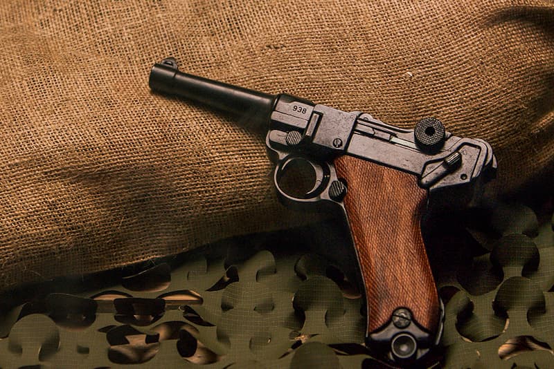 Pistola Luger P08 Parabellum, culata de madera