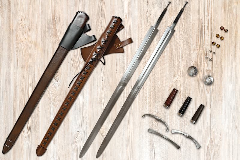 Espada medieval forjada ensamblada según los componentes que elija: hoja, vaina, guarda, empuñadura, pomo y sellos.