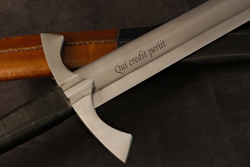 Haga que su espada o daga sea única personalizando su hoja con grabado láser | En colaboración con nuestro centro logístico, nuestro taller de personalización puede grabar con láser la hoja de espadas y dagas.