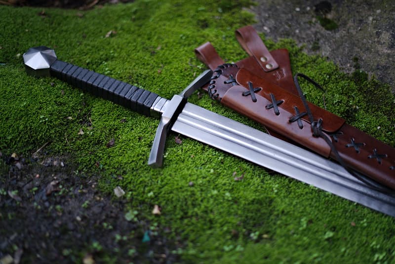 Espada medieval a dos manos, vaina de cuero con cordones