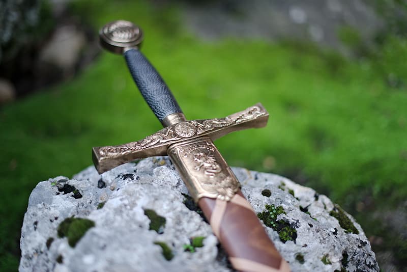 Excalibur, la espada del Rey Arturo, con vaina trenzada marrón