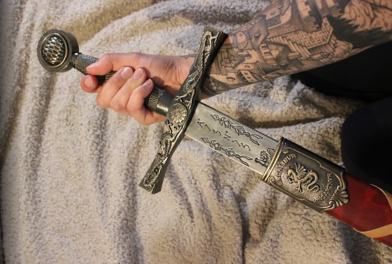 Excalibur, la espada del Rey Arturo, con su vaina roja trenzada #Terressens | Foto cliente: Emelyne Lacroix. Todos los derechos reservados.
