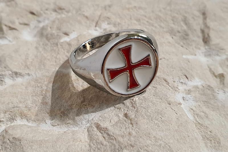 Anillo plateado, placa blanca con la cruz roja de los Caballeros Templarios