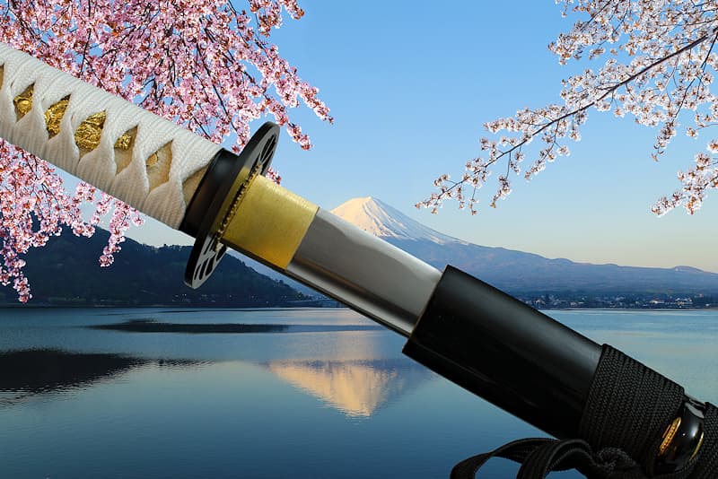 Afilada katana con vaina (saya 鞘) de madera lacada en negro, sageo negro (下緒), tsuka-Ito blanco (柄糸) | Mi nombre procede de la fuerza vital vinculada al florecimiento de los árboles, símbolo de la delicada y frágil vida terrenal, como las flores de cerezo. También conocida como Sengen-sama, es la kami femenina (神, una deidad o espíritu sintoísta) del monte Fuji (富士山 Fujisan), la montaña más alta de Japón.