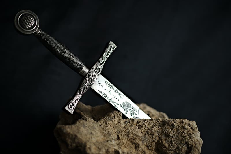 Excalibur, la espada del Rey Arturo, negra y plateada