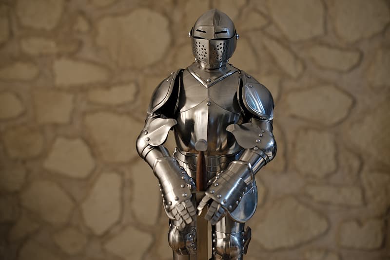 Reproducción (miniatura, escala 1/3) de una armadura medieval francesa, con espada y peana (se entrega montada).