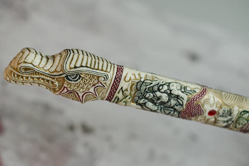 Katana decorativa, empuñadura de resina pintada de color crema que representa un dragón, hoja de acero inoxidable sin afilar | Acompañé al inmortal Connor MacLeod, apodado el "Highlander". Guerrero de las Highlands escocesas del siglo XVI, se convirtió en inmortal desde su primera "muerte" en 1536.