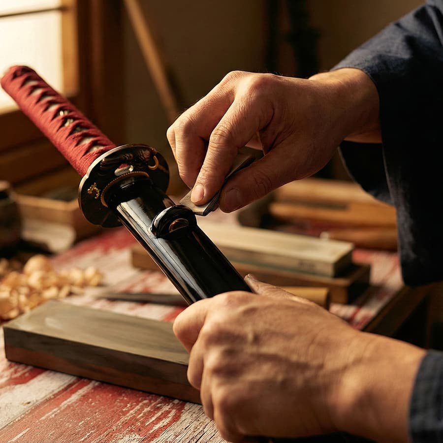 Cuerno de búfalo, la armadura invisible del saya. Las ilustraciones de esta sección se han creado mediante inteligencia artificial, bajo la dirección de nuestro equipo editorial. Esta tecnología nos permite dar vida a escenas históricas o legendarias, respetando nuestra pasión por la autenticidad y la imaginación. #Terressens, donde las historias cobran forma.