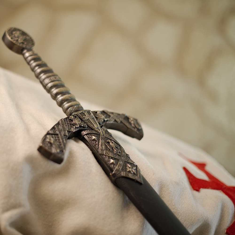 Espada templaria decorativa con sello templario (pomo), caballeros, grifos, escudo y cruz templaria; vaina negra Espada templaria decorativa con sello templario (pomo), caballeros, grifos, escudo y cruz templaria; vaina negra