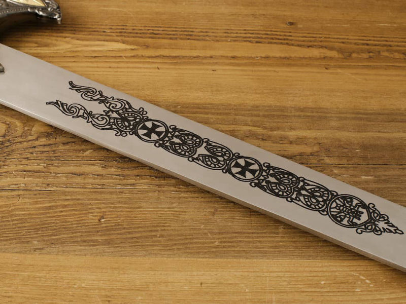 Detalle de la decoración de la hoja de la espada del Caballero de Cristo Templario.