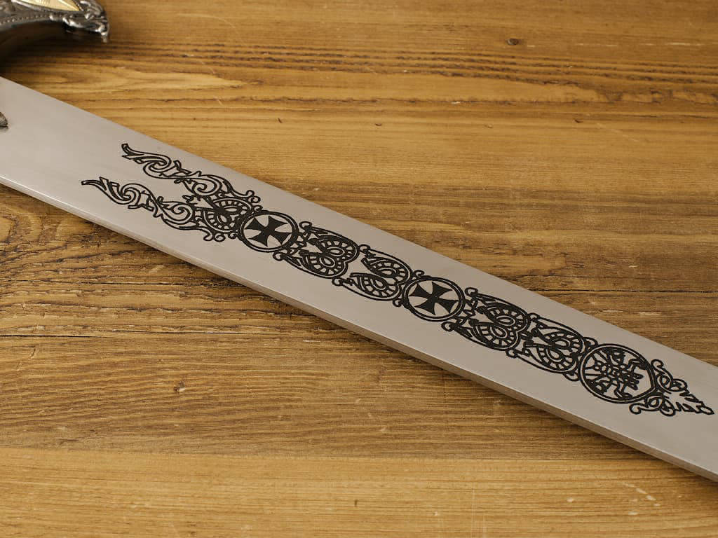 Detalle de la decoración de la hoja de la espada del Caballero de Cristo Templario.