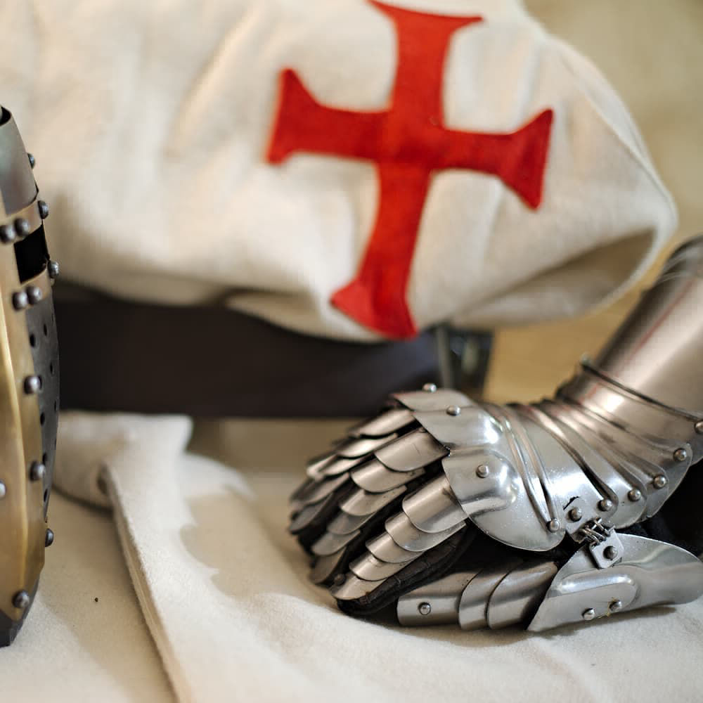 Tabardo templario, con cruz roja templaria. Tabardo templario, con cruz roja templaria.