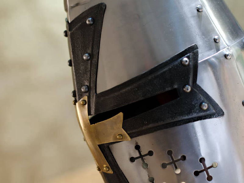 Casco templario de acero, cruz negra y latón (detalle de las cruces templarias) Casco templario de acero, cruz negra y latón (detalle de las cruces templarias)