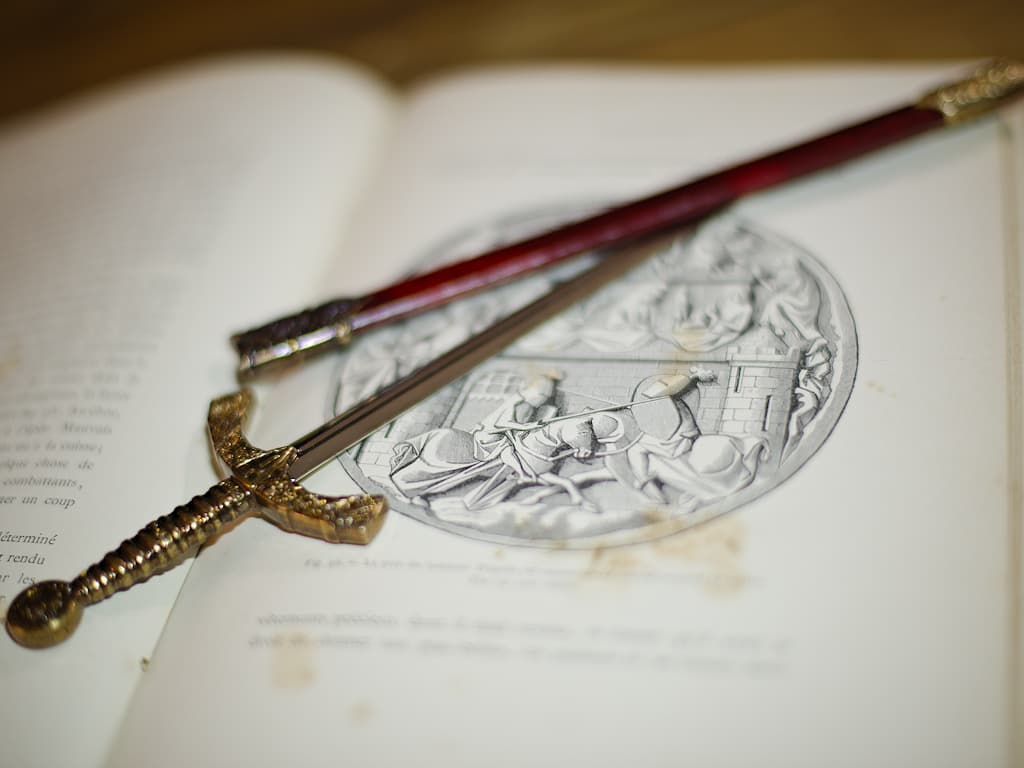 Abrecartas espada templaria vaina roja