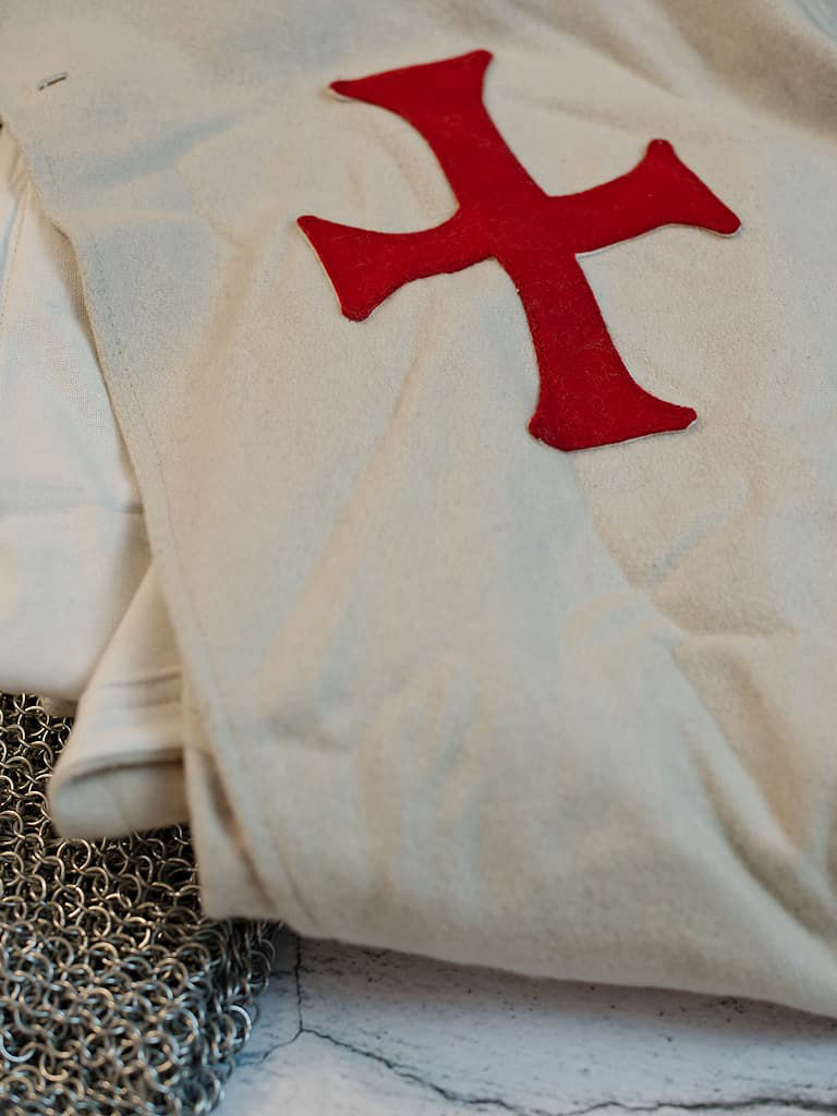 Tabardo templario con la cruz roja de la Orden del Temple, con guantelete y casco templario negro. Capa templaria #Terressens