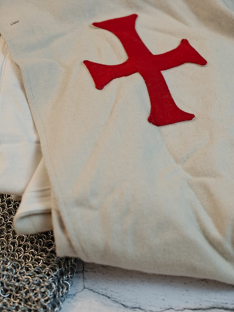 Tabardo templario con la cruz roja de la Orden del Temple, con guantelete y casco templario negro. Capa templaria #Terressens