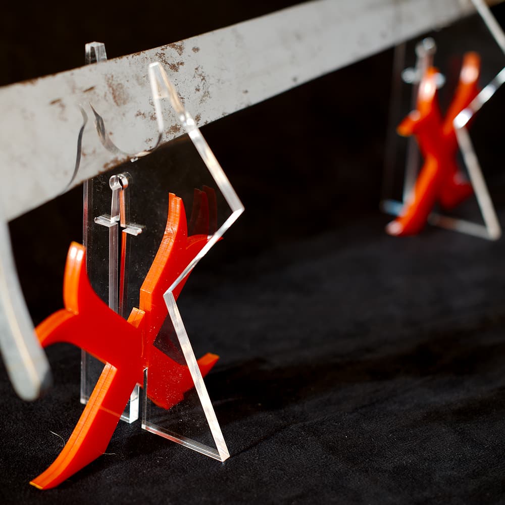 Expositor de espadas templarias de plexiglás con cruz roja #Terressens