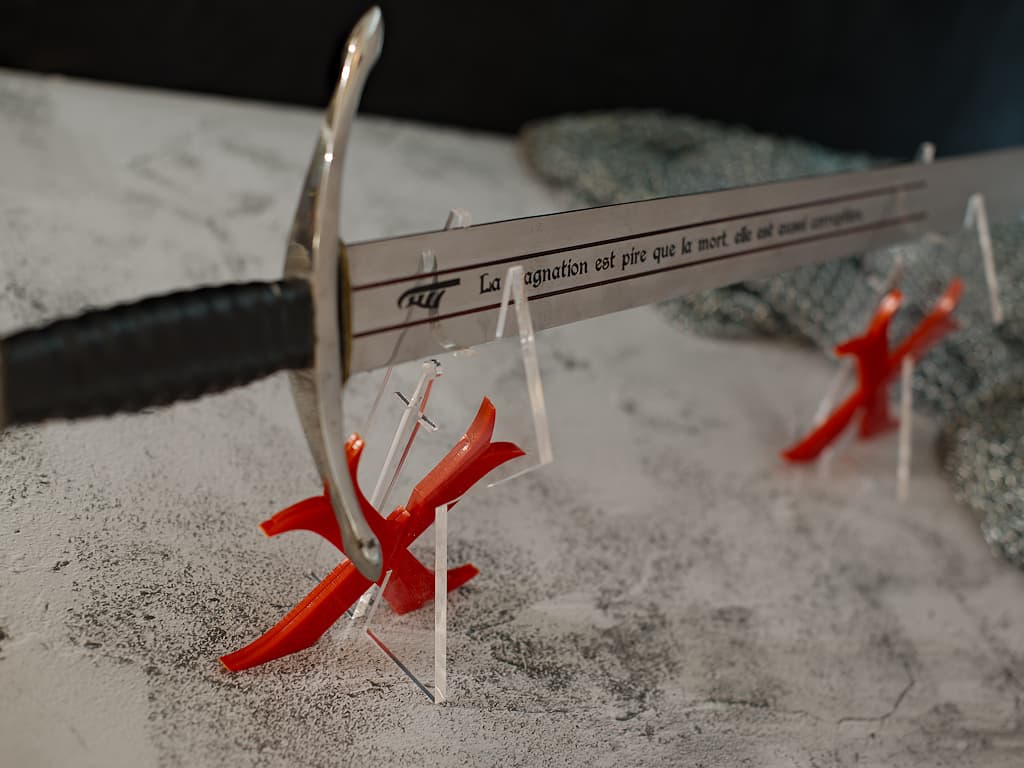 Expositor de espadas templarias de plexiglás con cruz roja #Terressens