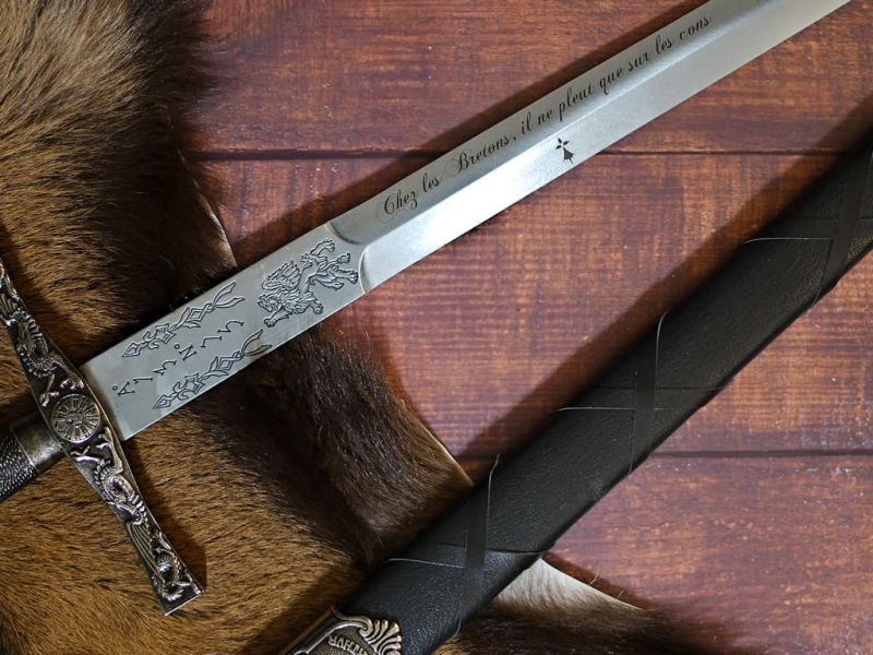 Grabado personalizado en una espada o daga #Terressens Grabado personalizado en una espada o daga #Terressens
