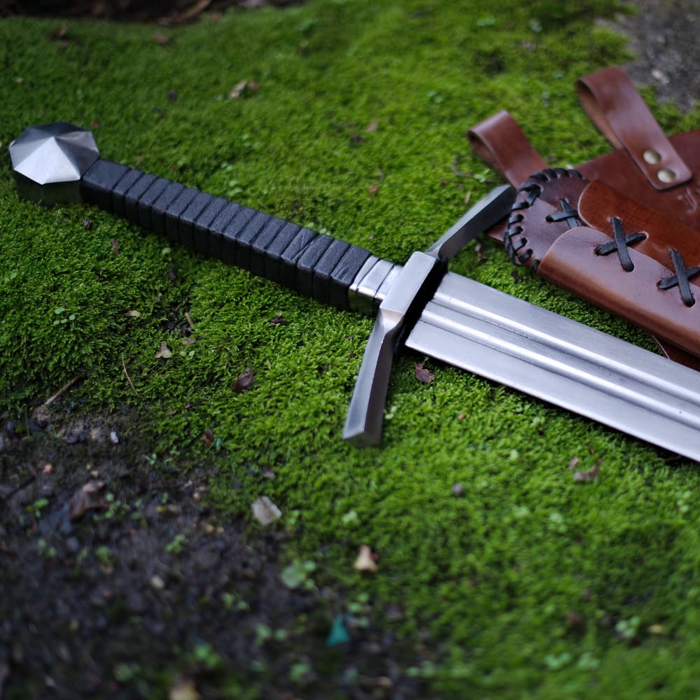 Espada "Fidelis": espada de asalto medieval, pomo en cruz facetado, vaina con cordones