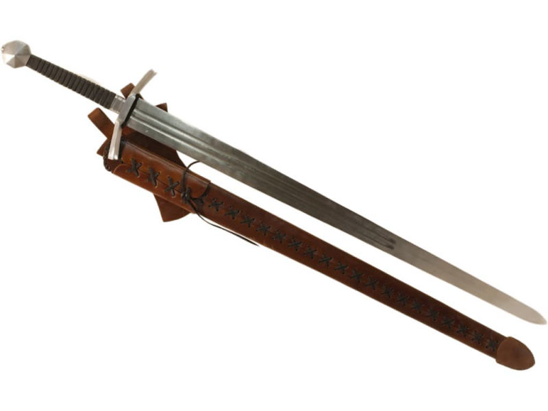 Espada medieval forjada con vaina de cuero natural