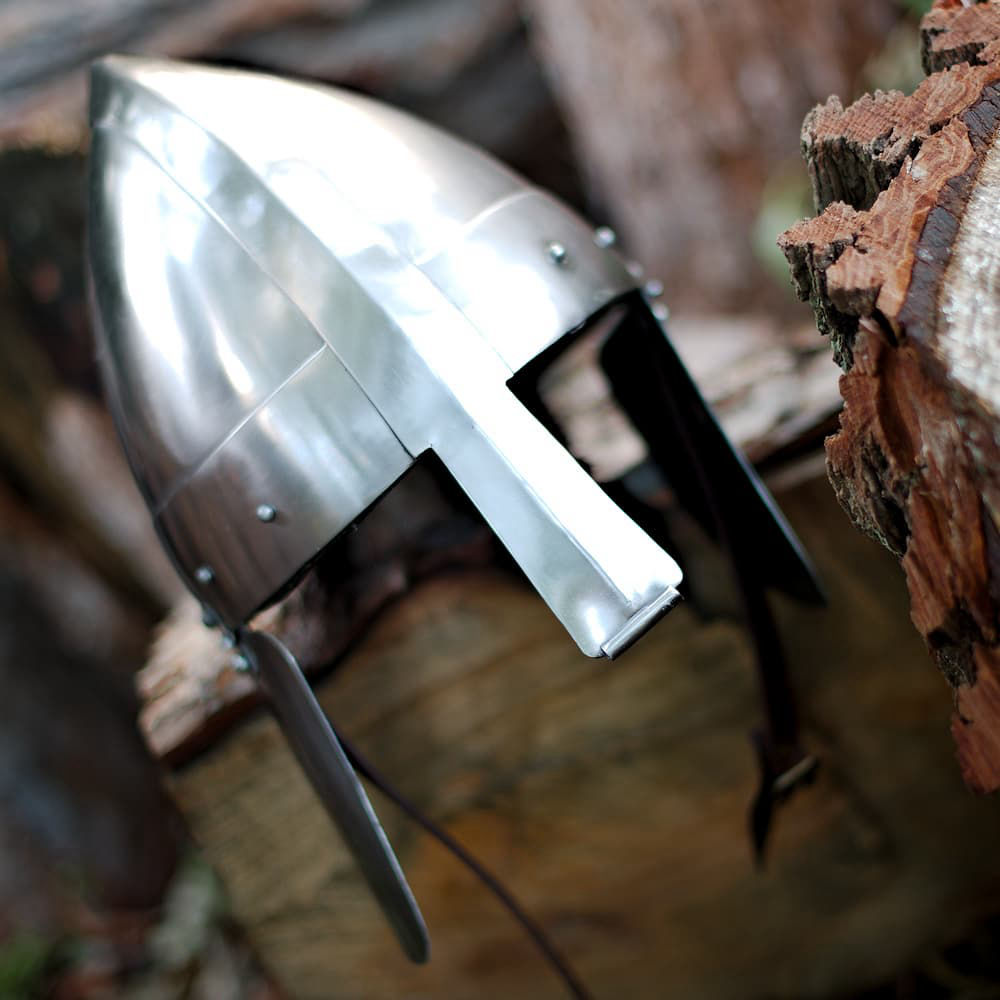 Casco medieval con carrillera (siglos VII / VIII)