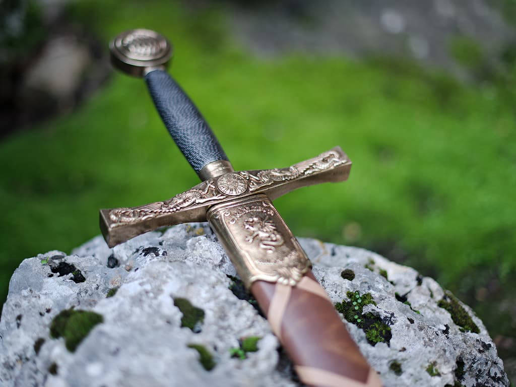 Puesta en escena de Excalibur, la legendaria espada de Arturo, rey de Bretaña Puesta en escena de Excalibur, la legendaria espada de Arturo, rey de Bretaña
