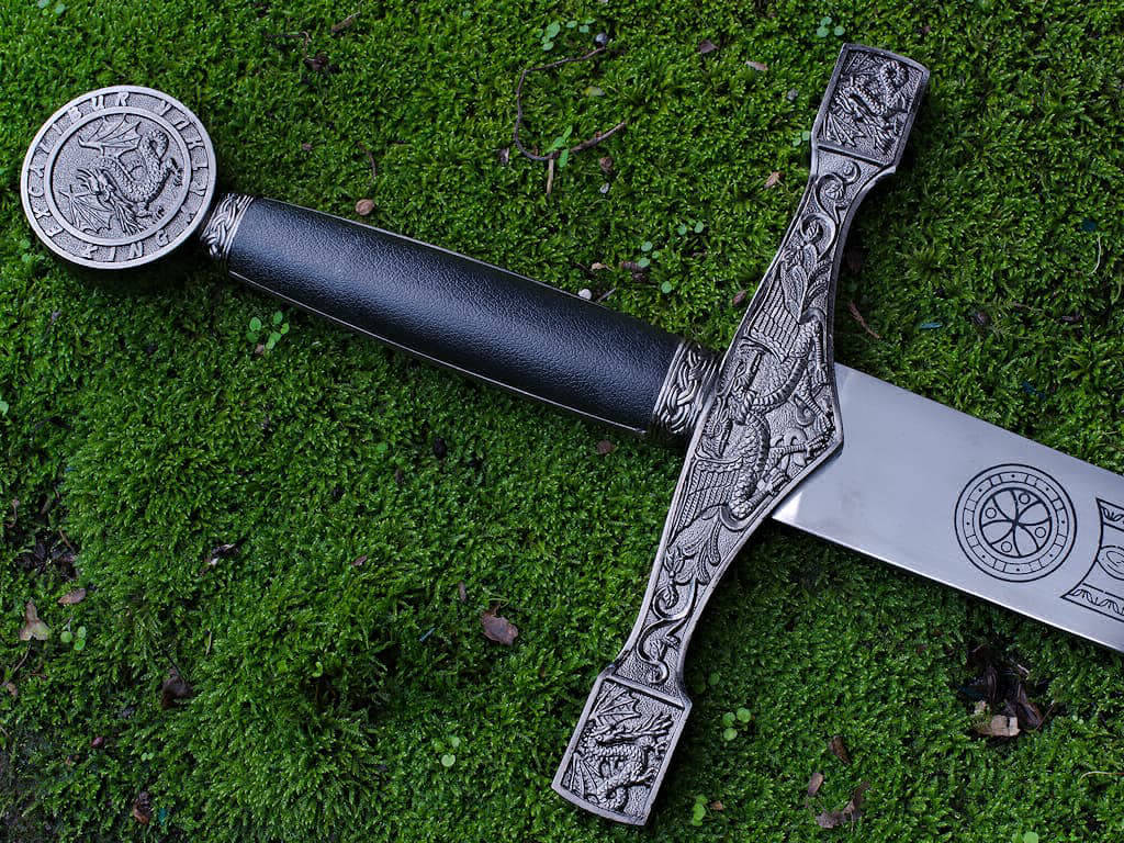 Detalles de los símbolos que decoran Excalibur, la legendaria espada de Arturo, rey de Bretaña Detalles de los símbolos que decoran Excalibur, la legendaria espada de Arturo, rey de Bretaña