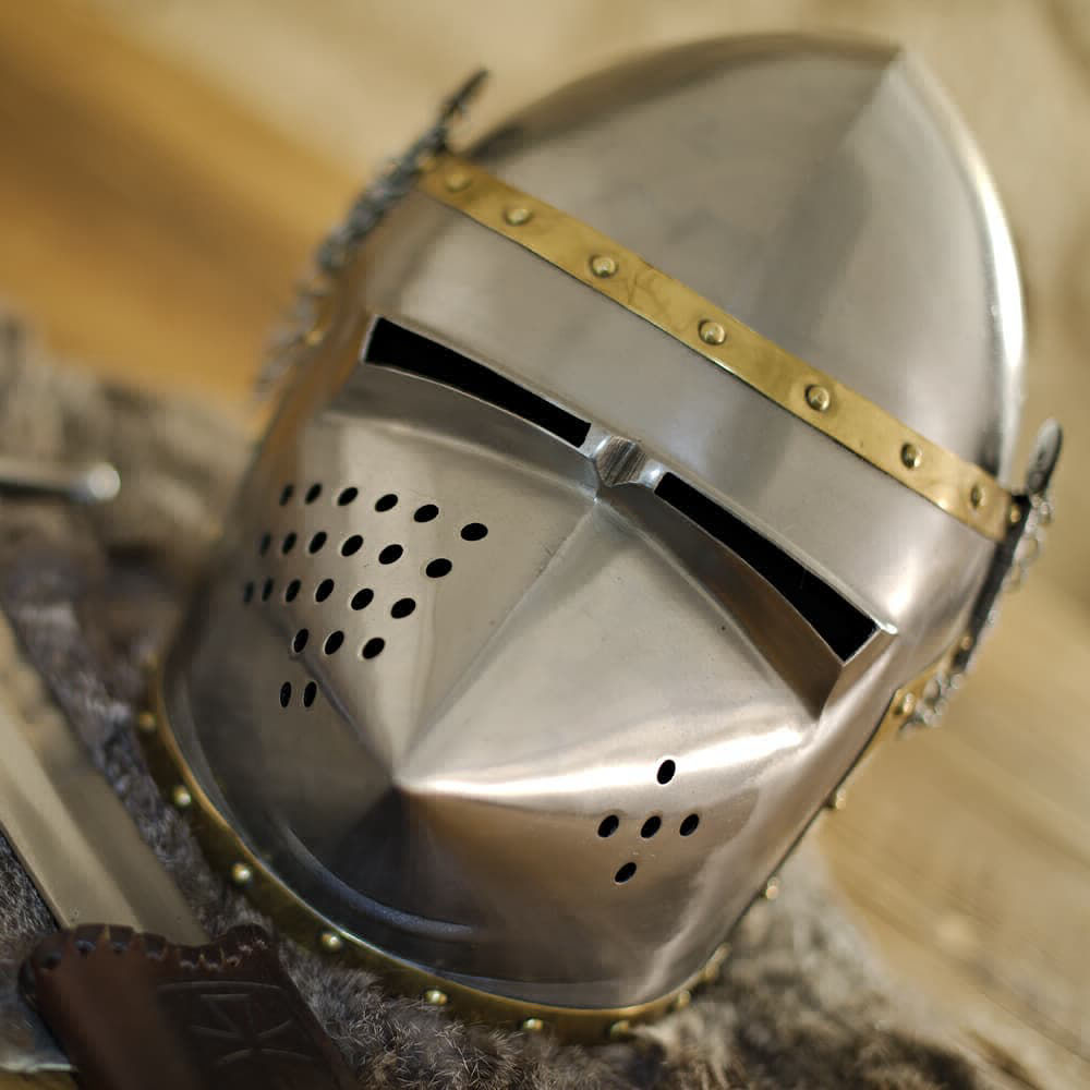 Casco con cota de malla y espada de combate medieval