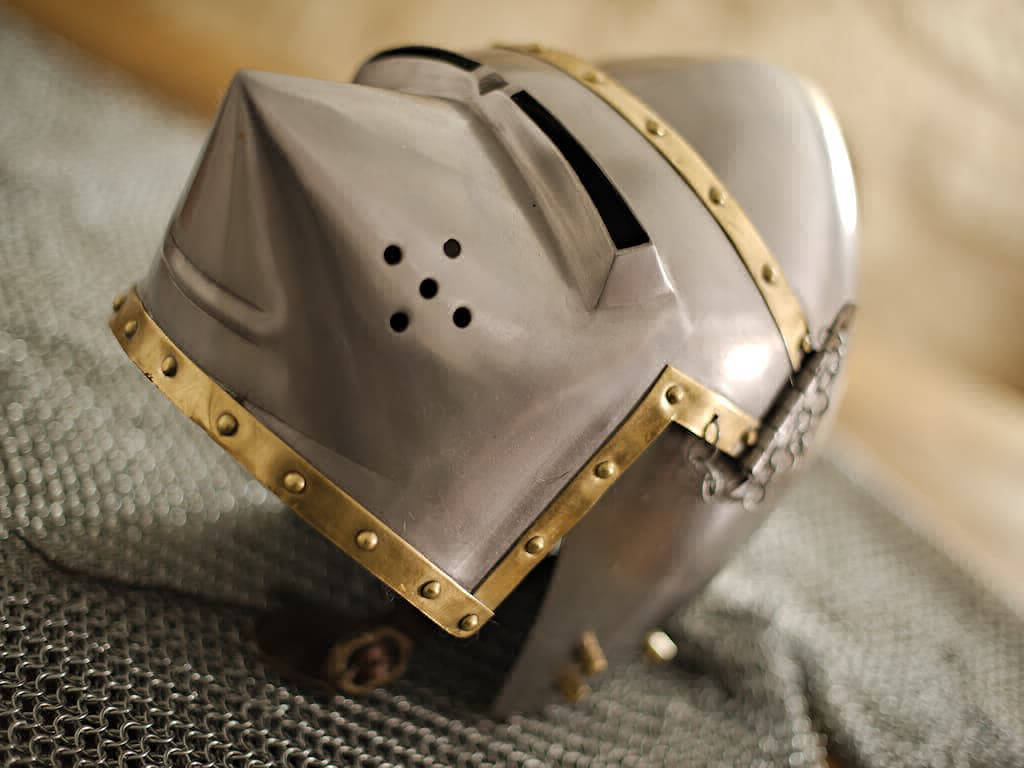 Casco con coraza abierta y cota de malla medieval