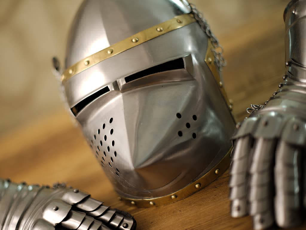 Casco de cara de cerdo y guanteletes medievales
