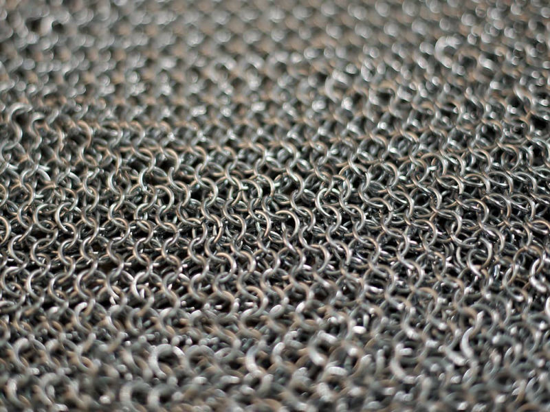 Detalle de las costuras del cuello de una armadura medieval