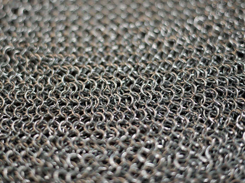 Detalle de las costuras del cuello de una armadura medieval