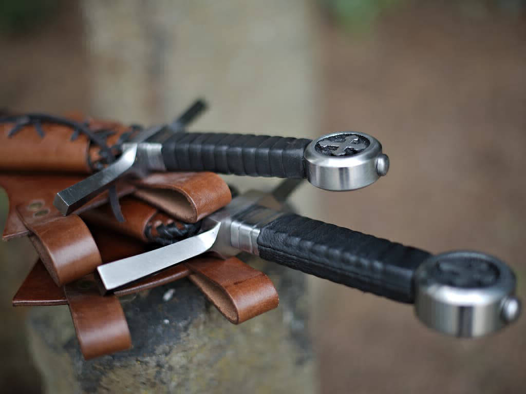 Espada y daga de caballero cruzado medieval (juego de combate, suministrado con vaina de cuero marrón con cordones negros)