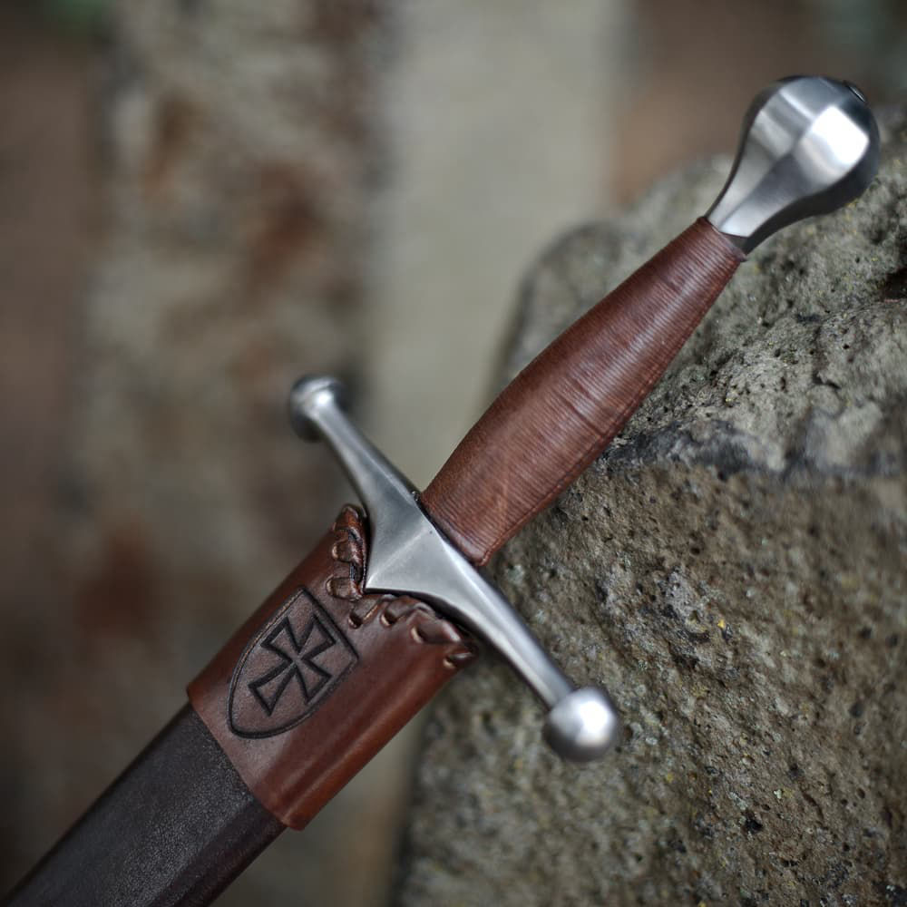 Daga medieval alemana engastada en piedra natural