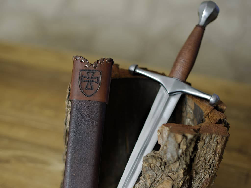 Daga medieval alemana y vaina engastadas en corteza natural Daga medieval alemana y vaina engastadas en corteza natural