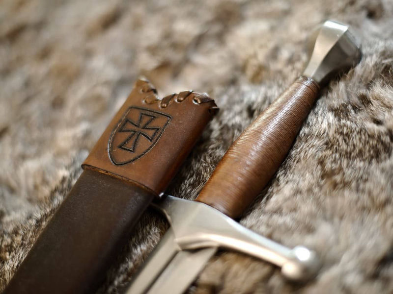 Daga medieval alemana engastada en piel natural Daga medieval alemana engastada en piel natural