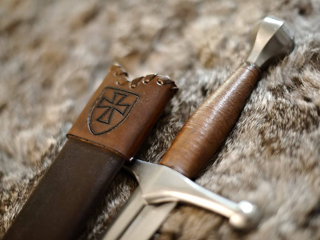 Daga medieval alemana engastada en piel natural Daga medieval alemana engastada en piel natural