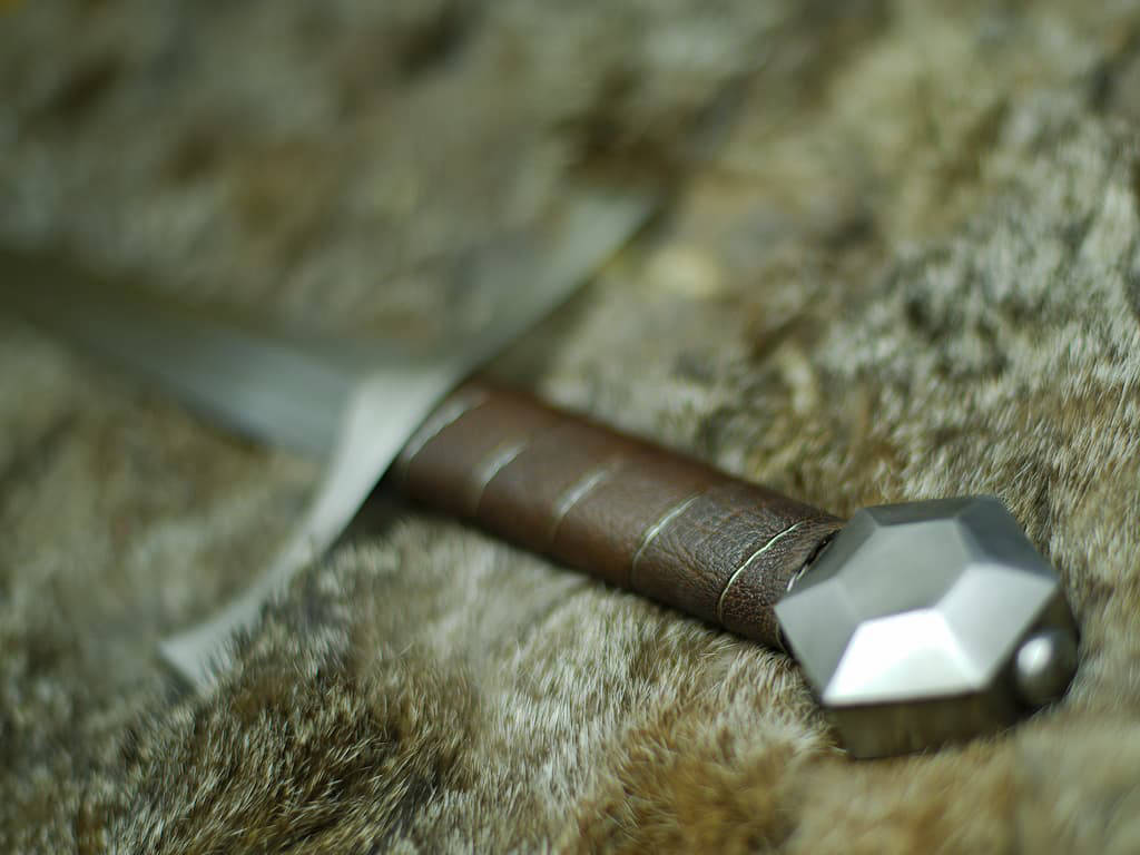 Puñal de combate medieval "Lightbane" de piel natural