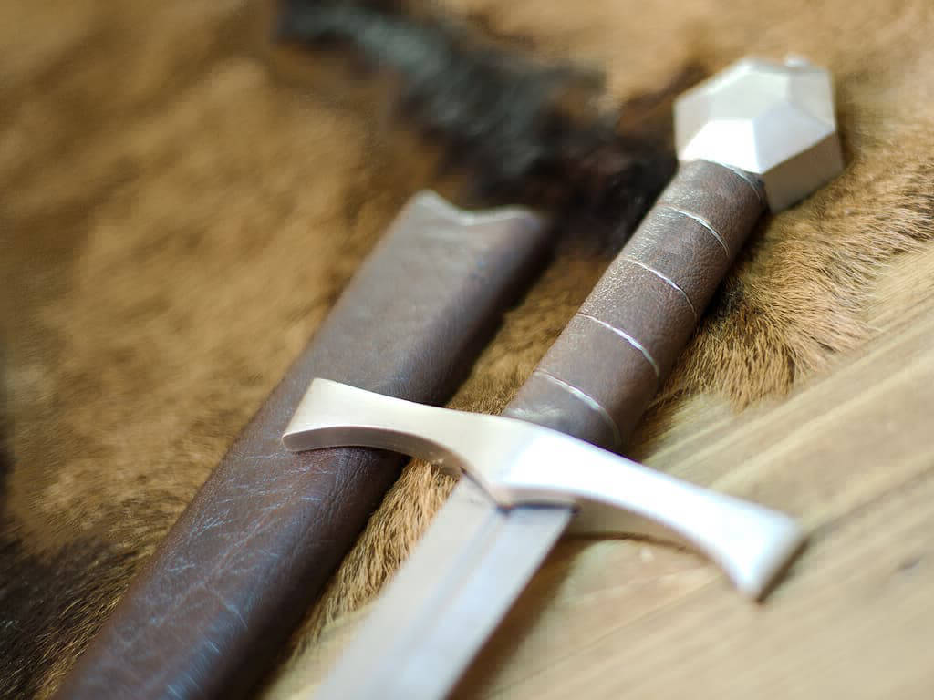 Puñal de combate medieval "Lightbane" de piel natural