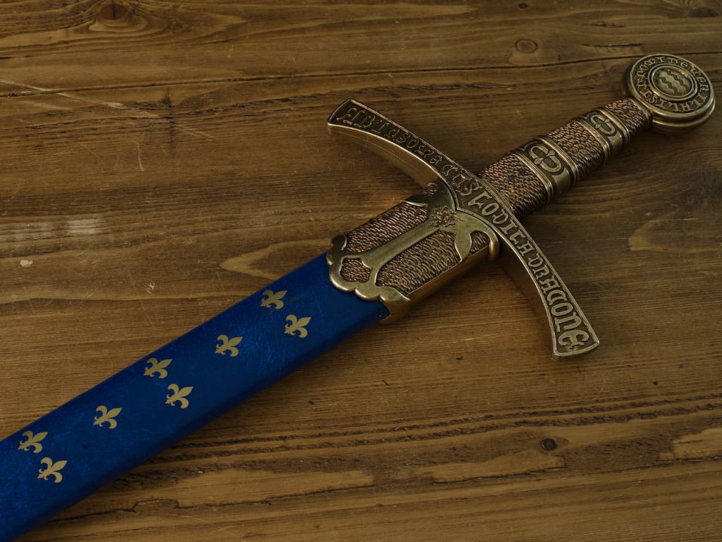 Espada "In Nomine Veritatis", vaina azul francesa y flores de lis #Terressens