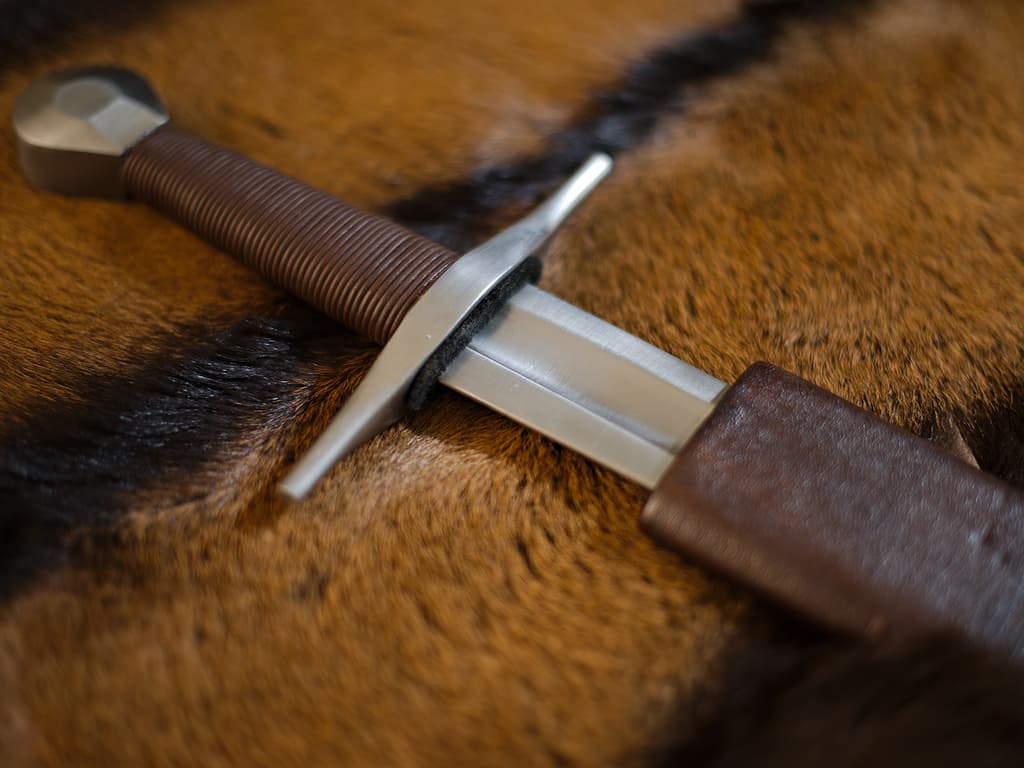 Espada de caballero medieval cruzada engastada sobre piedras naturales verticales Espada medieval forjada "valiente" ⚔ #Terressens