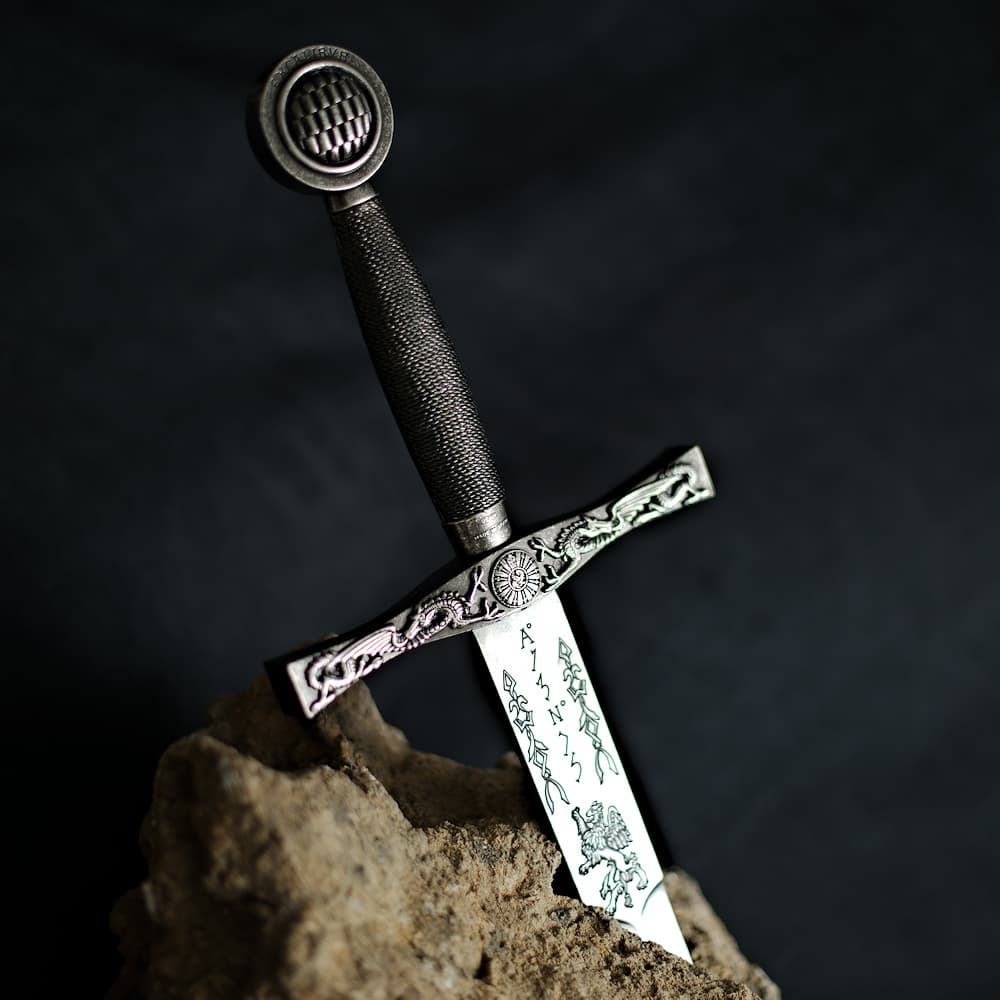Excalibur, la espada del Rey Arturo, negra y plateada #Terressens