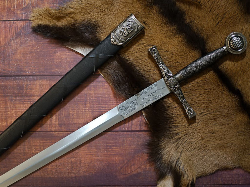 Excalibur, la espada del Rey Arturo, negra y plateada #Terressens