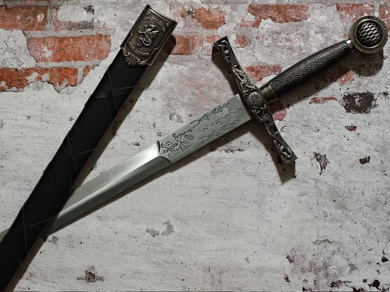 Excalibur, la espada del Rey Arturo, negra y plateada #Terressens