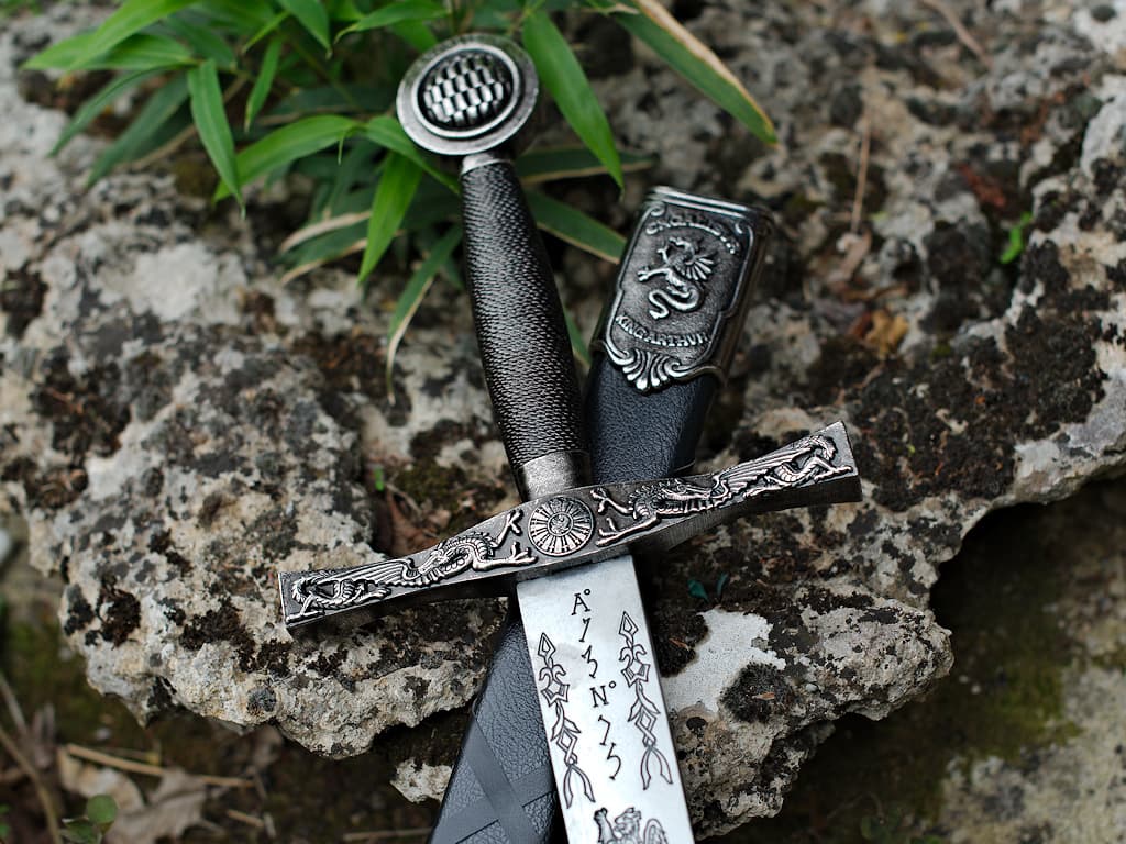 Excalibur, la espada del Rey Arturo, negra y plateada #Terressens