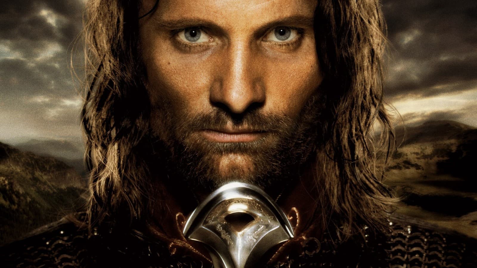 Aragorn II, hijo de Arathorn y Gilraen, nieto de Arador. Tras la caída de Sauron, Aragorn es coronado rey del reino reunificado de Arnor y Gondor bajo el nombre de Elessar Telcontar y se casa con Arwen, hija de Elrond.