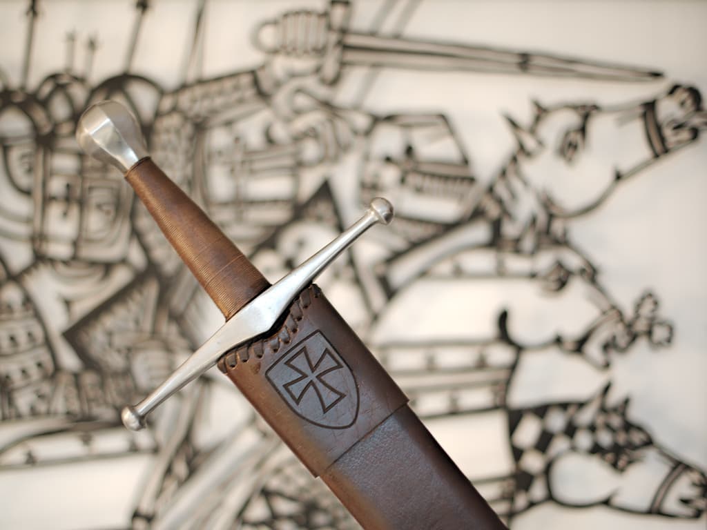 Épée médiévale allemande forgée avec fourreau en bois et cuir, avec illustration inspirée du Manuscrit de la Croisade albigeoise Épée médiévale allemande forgée avec fourreau en bois et cuir, avec illustration inspirée du Manuscrit de la Croisade albigeoise