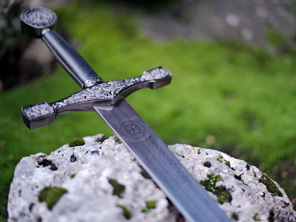 Mise en scène d'Excalibur, l'Épée légendaire d'Arthur, roi de Bretagne, posée sur un rocher Mise en scène d'Excalibur, l'Épée légendaire d'Arthur, roi de Bretagne, posée sur un rocher