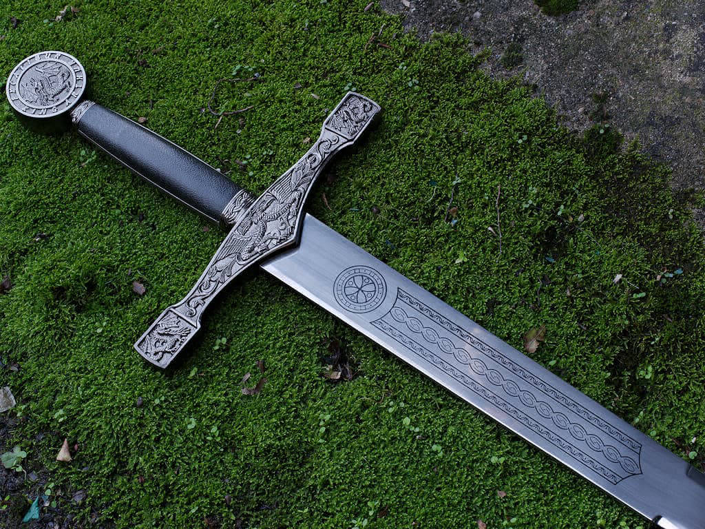 L'épée Excalibur, arme de légende du roi Arthur, posée de la mousse naturelle L'épée Excalibur, arme de légende du roi Arthur, posée de la mousse naturelle